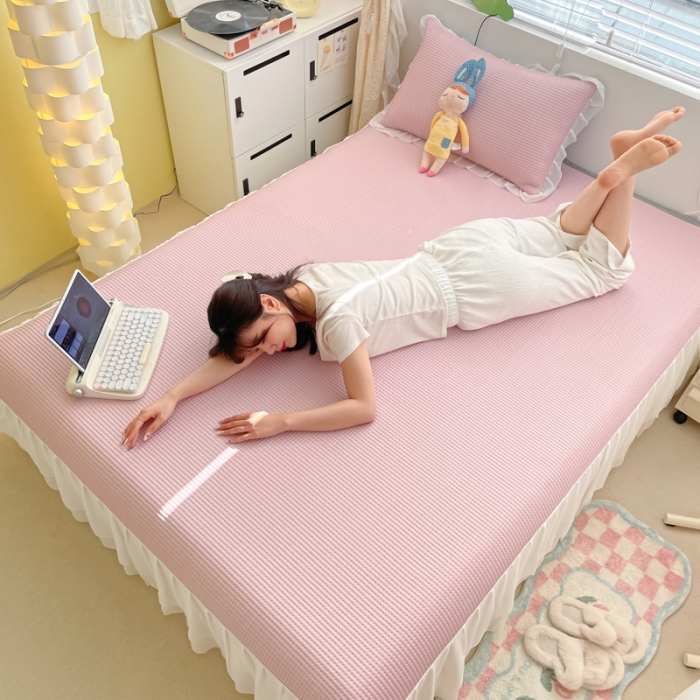 91家纺网 家纺一手货源 找家纺 川悦生活2023新款雪纺极速凉感凉豆豆床裙凉席三件套 贝昔-萝莉粉