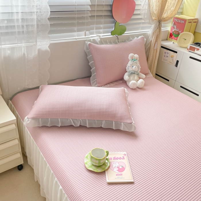 91家纺网 家纺一手货源 找家纺 川悦生活2023新款雪纺极速凉感凉豆豆床裙凉席三件套 贝昔-萝莉粉