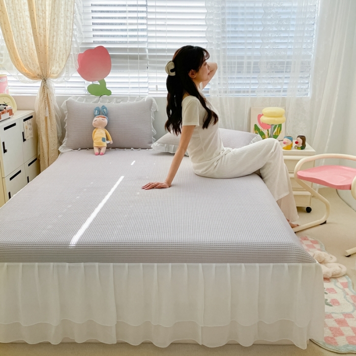 91家纺网 家纺一手货源 找家纺 川悦生活2023新款雪纺极速凉感凉豆豆床裙凉席三件套 贝昔-奶灰色