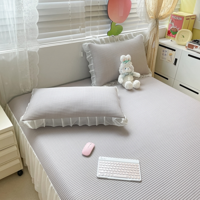 91家纺网 家纺一手货源 找家纺 川悦生活2023新款雪纺极速凉感凉豆豆床裙凉席三件套 贝昔-奶灰色