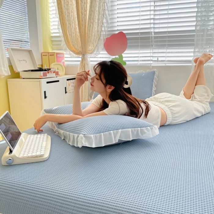 91家纺网 家纺一手货源 找家纺 川悦生活2023新款雪纺极速凉感凉豆豆床裙凉席三件套 贝昔-丁蓝