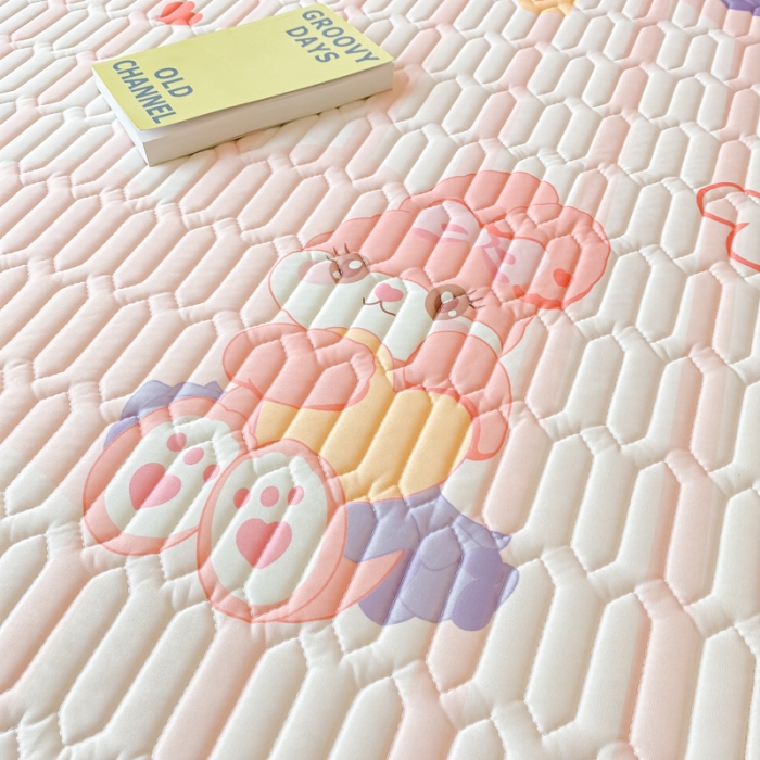 91家纺网 家纺一手货源 找家纺 金爱家 2023新款凉感丝乳胶软凉席床裙款三件套 爱心小兔粉