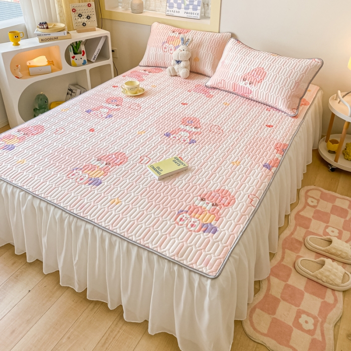 91家纺网 家纺一手货源 找家纺 金爱家 2023新款凉感丝乳胶软凉席床裙款三件套 爱心小兔粉