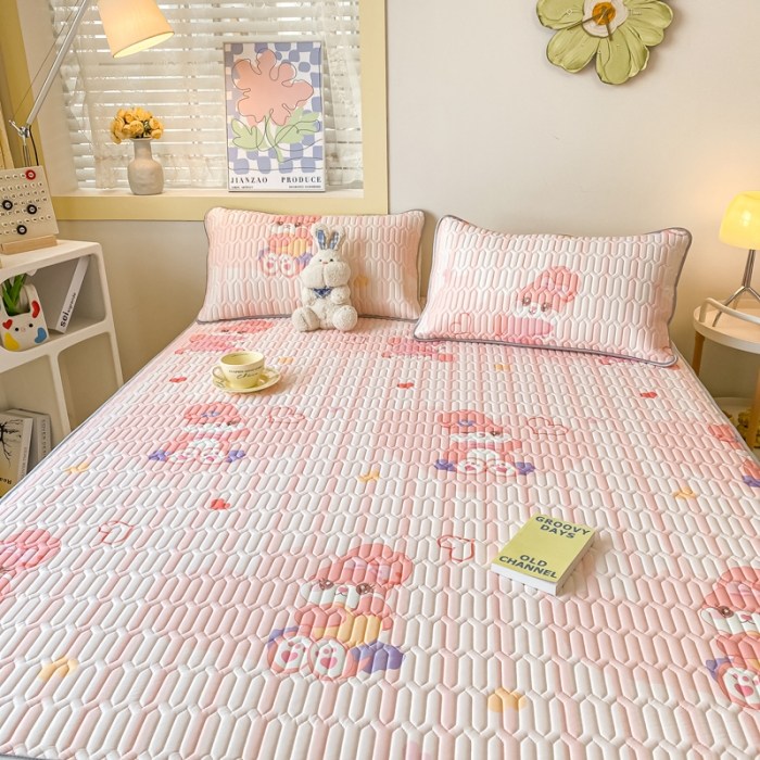 91家纺网 家纺一手货源 找家纺 金爱家 2023新款凉感丝乳胶软凉席床裙款三件套 爱心小兔粉