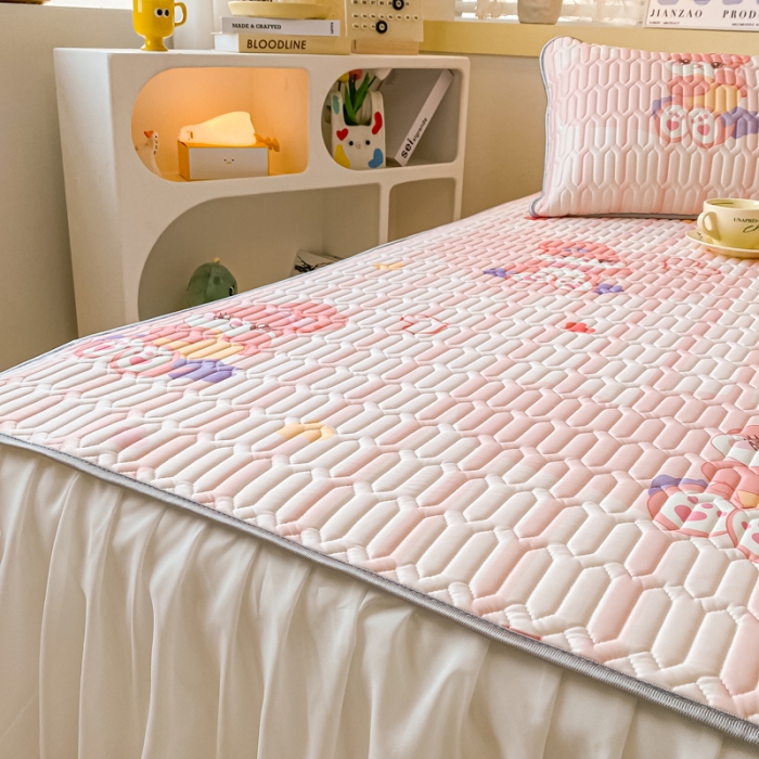 91家纺网 家纺一手货源 找家纺 金爱家 2023新款凉感丝乳胶软凉席床裙款三件套 爱心小兔粉