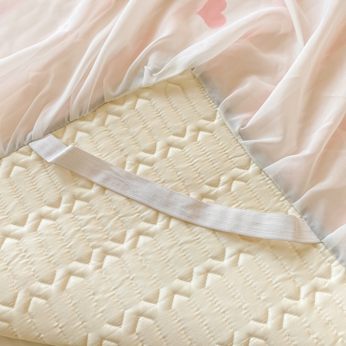 91家纺网 家纺一手货源 找家纺 金爱家 2023新款凉感丝乳胶软凉席床裙款三件套 爱心小兔粉