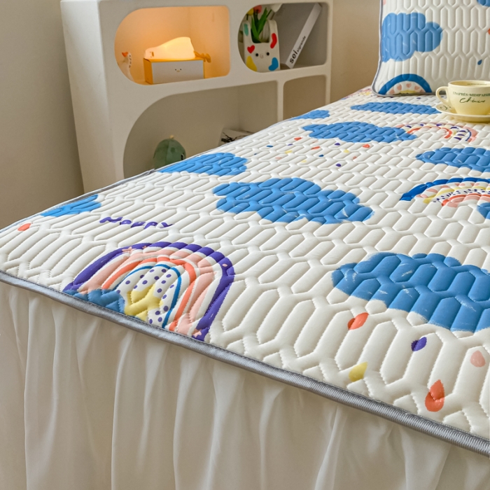 91家纺网 家纺一手货源 找家纺 金爱家 2023新款凉感丝乳胶软凉席床裙款三件套 彩虹云朵