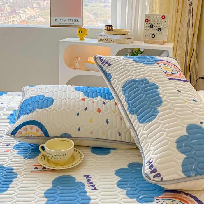 91家纺网 家纺一手货源 找家纺 金爱家 2023新款凉感丝乳胶软凉席床裙款三件套 彩虹云朵