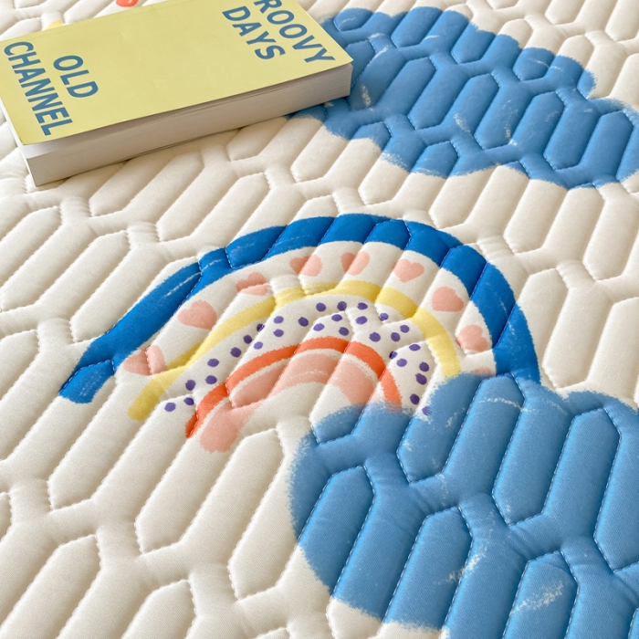 91家纺网 家纺一手货源 找家纺 金爱家 2023新款凉感丝乳胶软凉席床裙款三件套 彩虹云朵