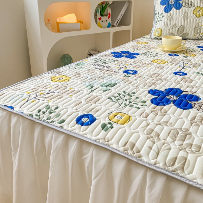 91家纺网 家纺一手货源 找家纺 金爱家 2023新款凉感丝乳胶软凉席床裙款三件套 夏日悠花