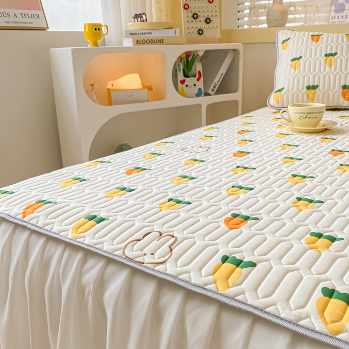 91家纺网 家纺一手货源 找家纺 金爱家 2023新款凉感丝乳胶软凉席床裙款三件套 小萝卜