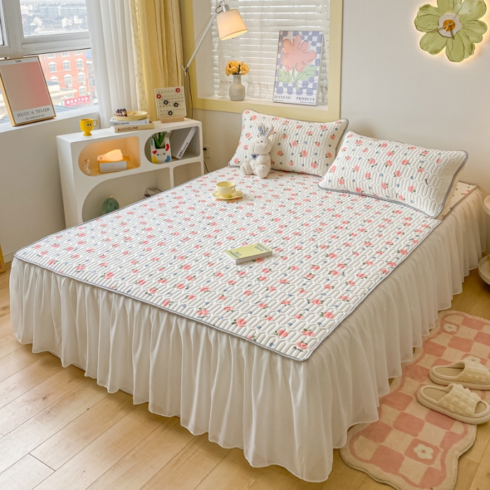 91家纺网 家纺一手货源 找家纺 金爱家 2023新款凉感丝乳胶软凉席床裙款三件套 小桃子