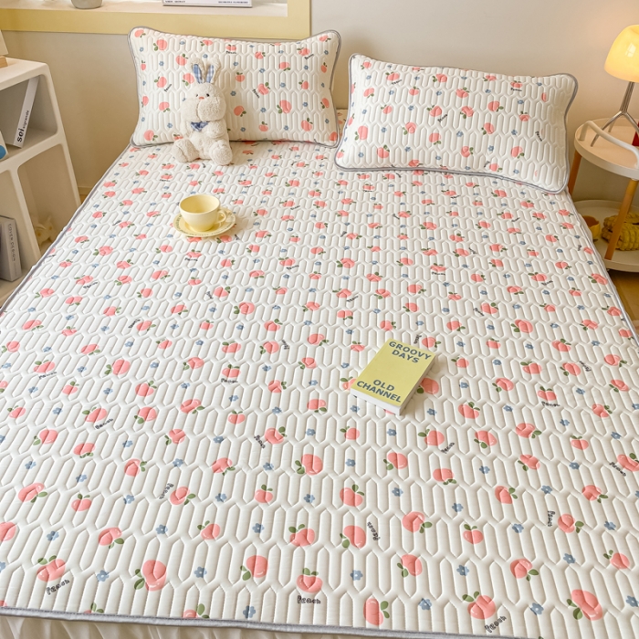 91家纺网 家纺一手货源 找家纺 金爱家 2023新款凉感丝乳胶软凉席床裙款三件套 小桃子