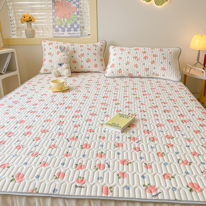 91家纺网 家纺一手货源 找家纺 金爱家 2023新款凉感丝乳胶软凉席床裙款三件套 小桃子