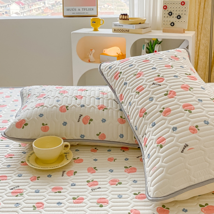 91家纺网 家纺一手货源 找家纺 金爱家 2023新款凉感丝乳胶软凉席床裙款三件套 小桃子