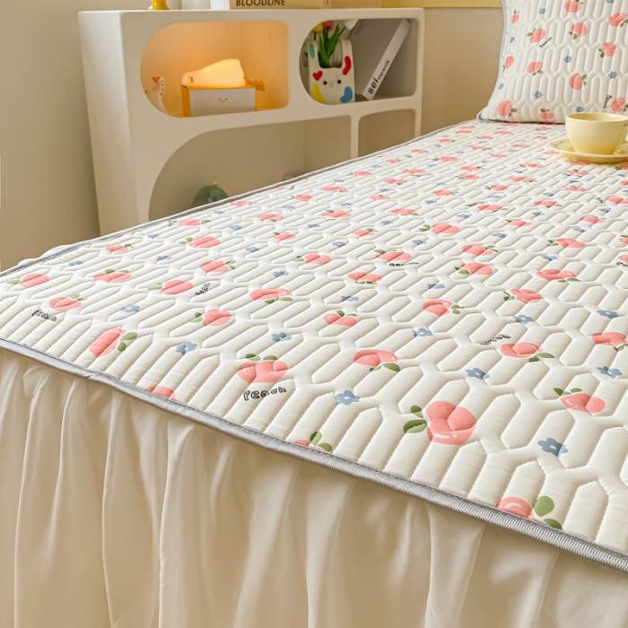 91家纺网 家纺一手货源 找家纺 金爱家 2023新款凉感丝乳胶软凉席床裙款三件套 小桃子