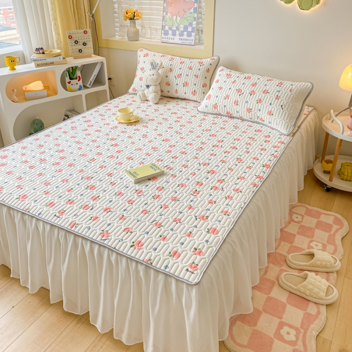 91家纺网 家纺一手货源 找家纺 金爱家 2023新款凉感丝乳胶软凉席床裙款三件套 小桃子