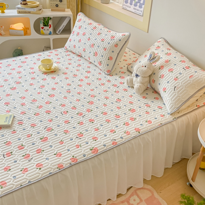 91家纺网 家纺一手货源 找家纺 金爱家 2023新款凉感丝乳胶软凉席床裙款三件套 小桃子