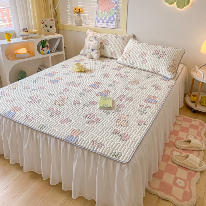 91家纺网 家纺一手货源 找家纺 金爱家 2023新款凉感丝乳胶软凉席床裙款三件套 小小熊