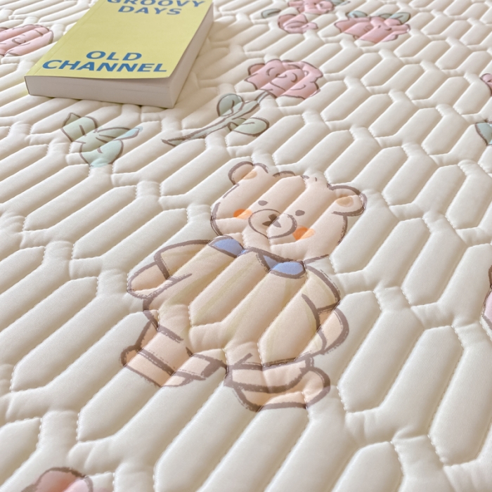 91家纺网 家纺一手货源 找家纺 金爱家 2023新款凉感丝乳胶软凉席床裙款三件套 小小熊