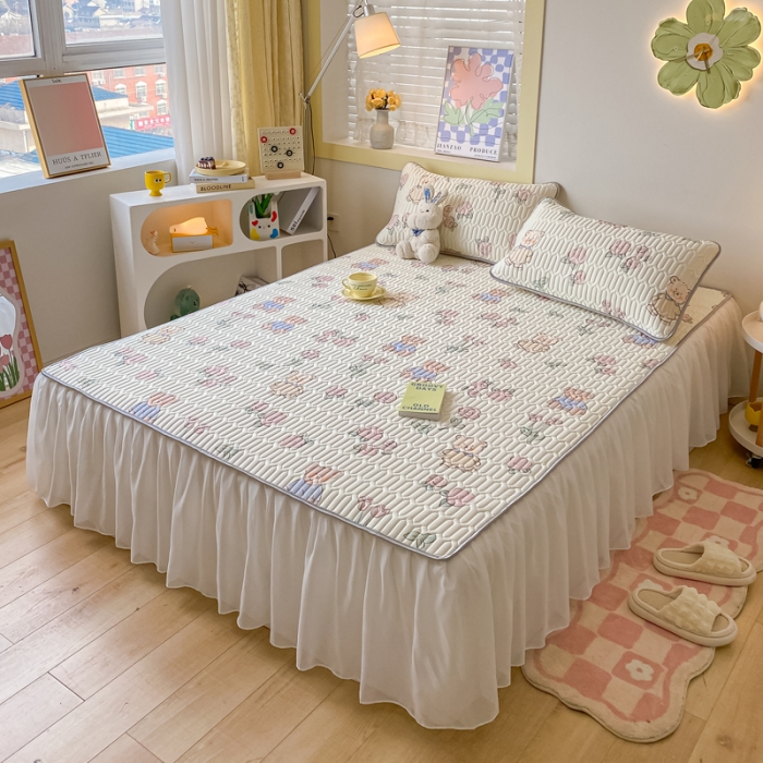 91家纺网 家纺一手货源 找家纺 金爱家 2023新款凉感丝乳胶软凉席床裙款三件套 小小熊