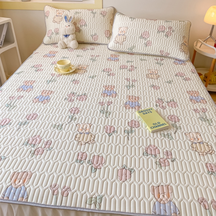 91家纺网 家纺一手货源 找家纺 金爱家 2023新款凉感丝乳胶软凉席床裙款三件套 小小熊