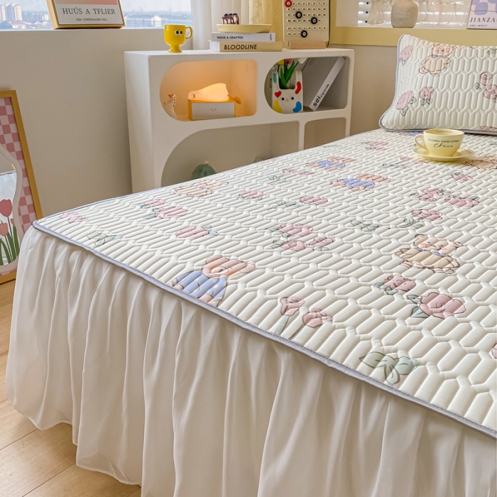 91家纺网 家纺一手货源 找家纺 金爱家 2023新款凉感丝乳胶软凉席床裙款三件套 小小熊