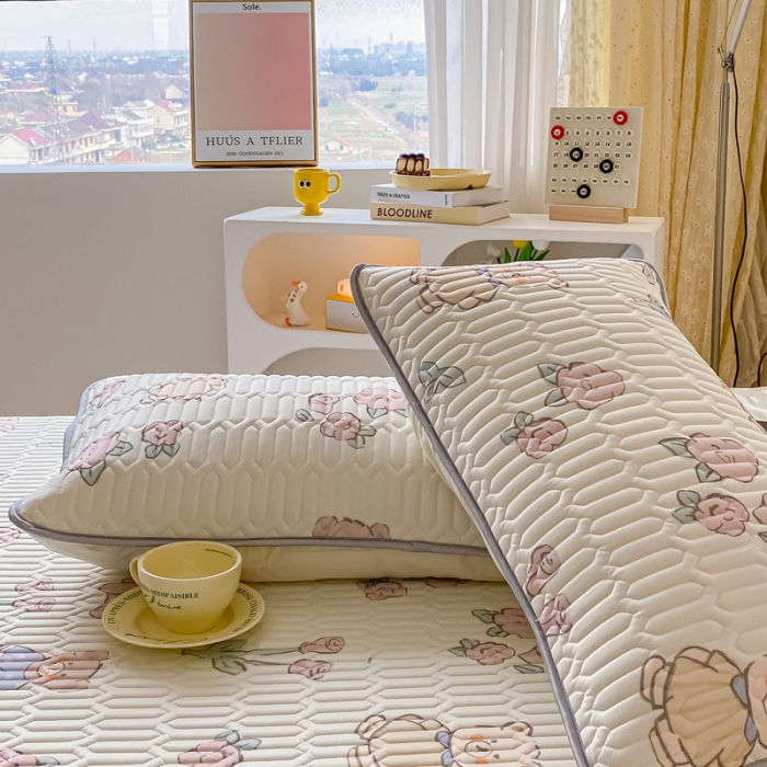 91家纺网 家纺一手货源 找家纺 金爱家 2023新款凉感丝乳胶软凉席床裙款三件套 小小熊