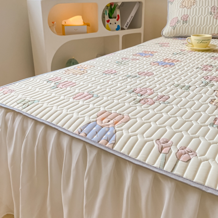 91家纺网 家纺一手货源 找家纺 金爱家 2023新款凉感丝乳胶软凉席床裙款三件套 小小熊