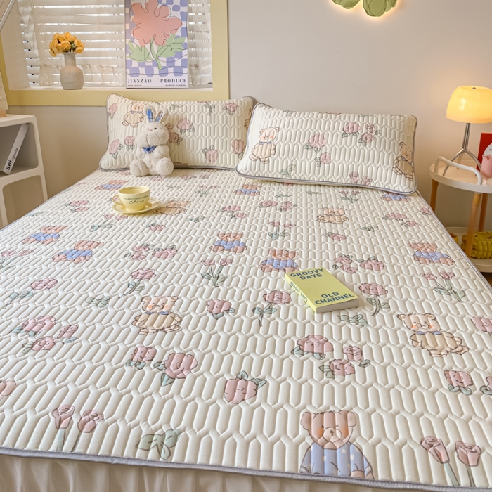 91家纺网 家纺一手货源 找家纺 金爱家 2023新款凉感丝乳胶软凉席床裙款三件套 小小熊