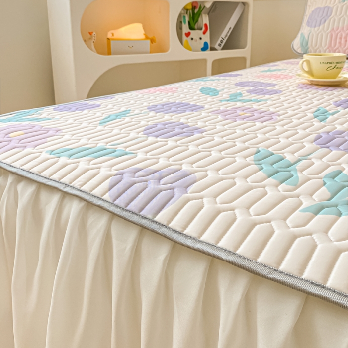 91家纺网 家纺一手货源 找家纺 金爱家 2023新款凉感丝乳胶软凉席床裙款三件套 郁金香