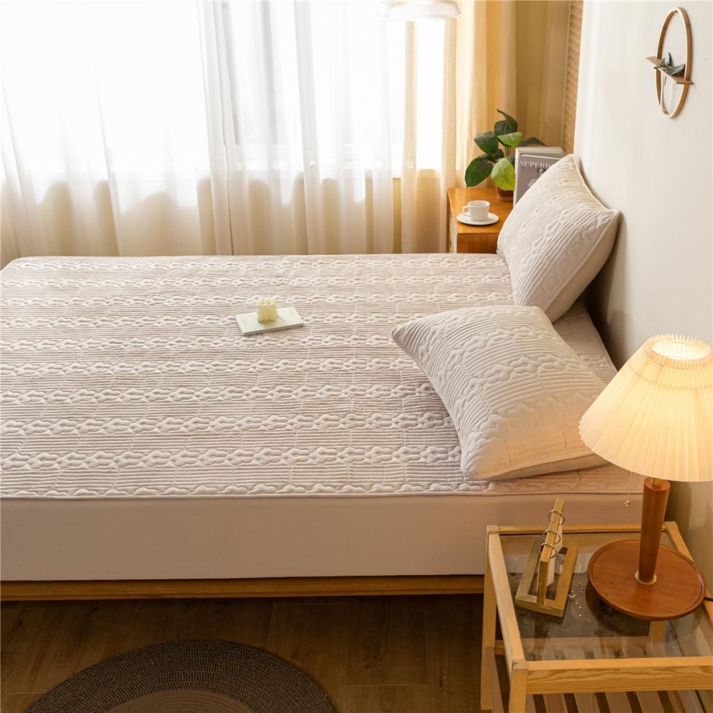 91家纺网 家纺一手货源 找家纺 古吉梦2023新款 A类水洗棉夹棉防水床笠花朵系列三件套 花朵-卡其