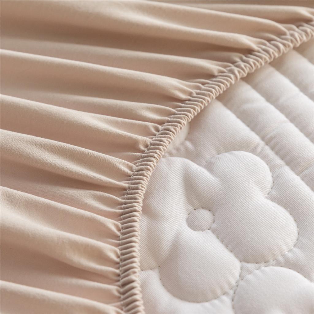 91家纺网 家纺一手货源 找家纺 古吉梦2023新款 A类水洗棉夹棉防水床笠花朵系列三件套 花朵-卡其