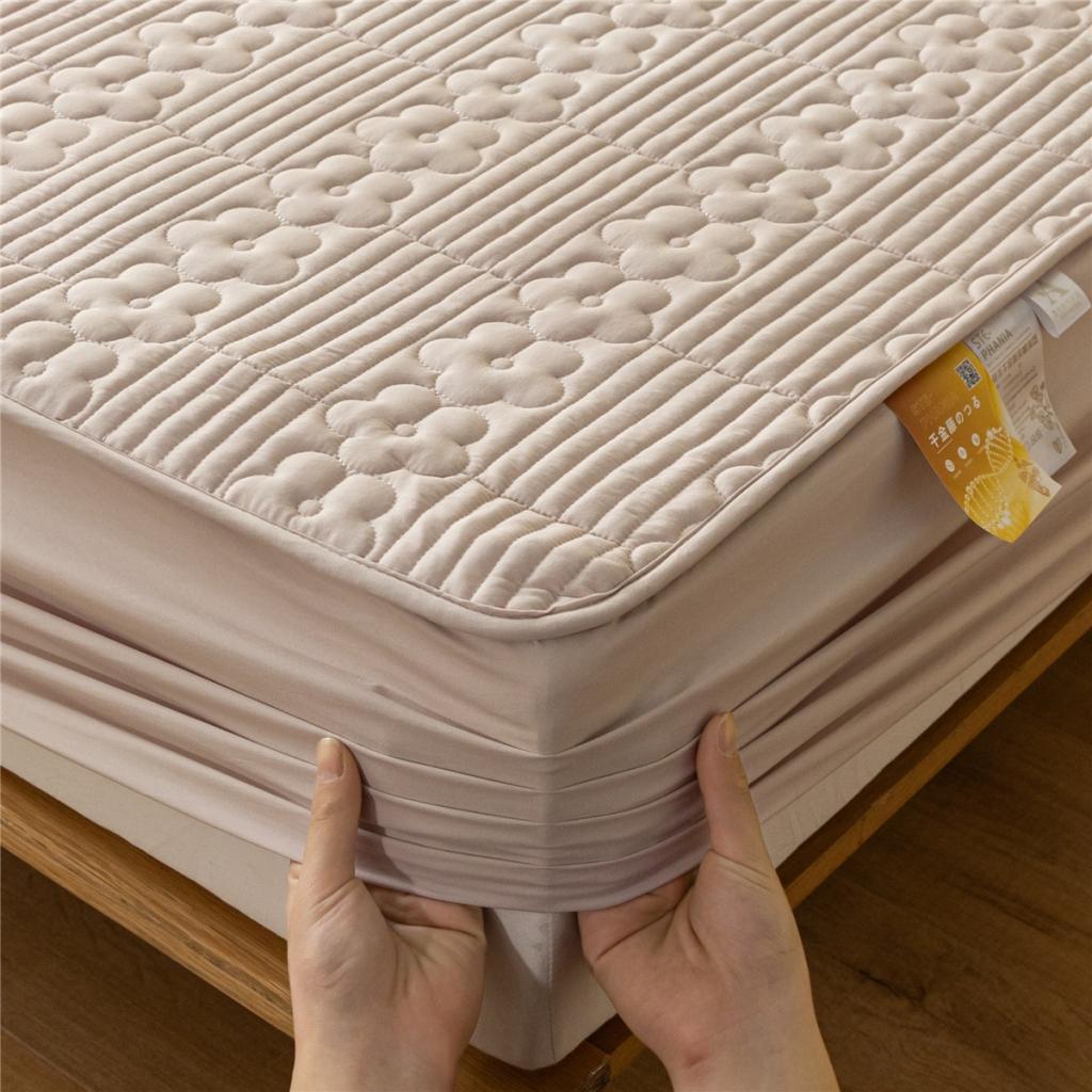 91家纺网 家纺一手货源 找家纺 古吉梦2023新款 A类水洗棉夹棉防水床笠花朵系列三件套 花朵-卡其