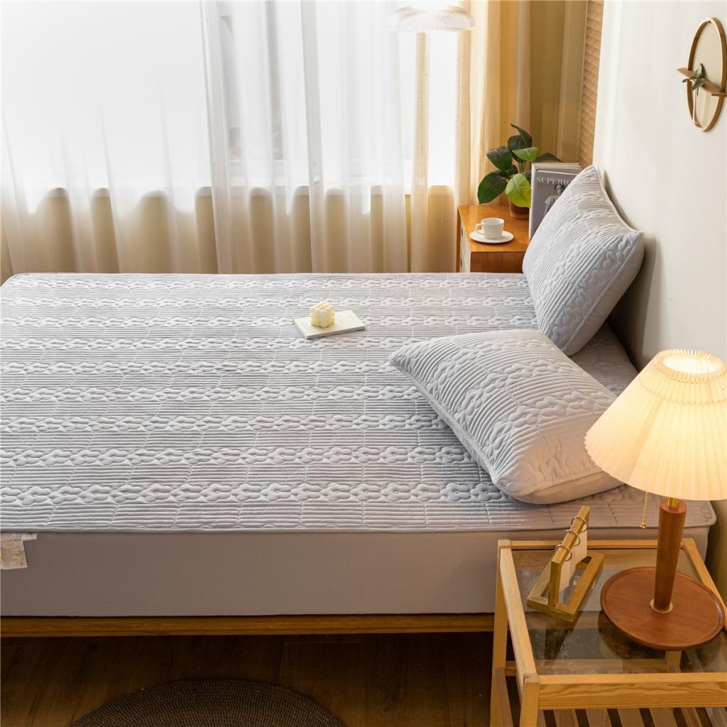 91家纺网 家纺一手货源 找家纺 古吉梦 2023新款 A类水洗棉夹棉防水床笠花朵系列三件套 花朵-浅灰