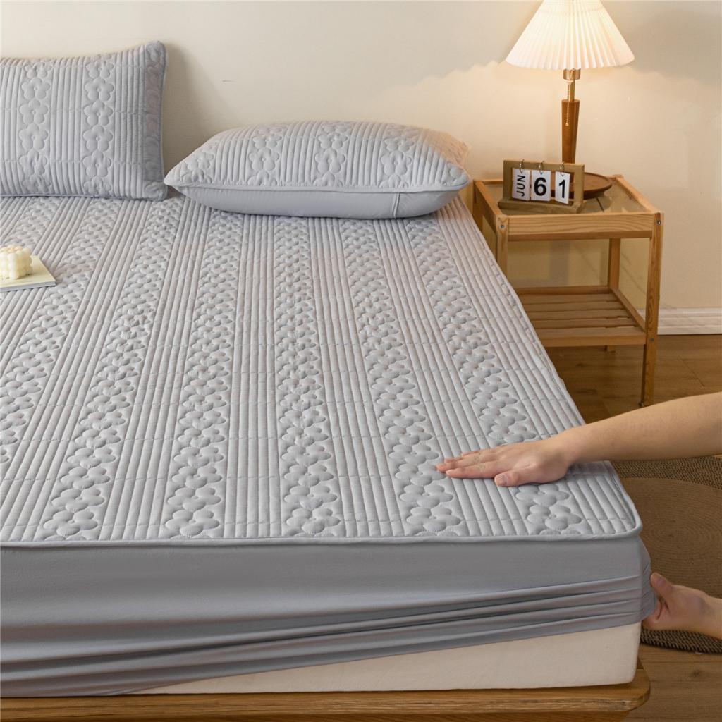 91家纺网 家纺一手货源 找家纺 古吉梦 2023新款 A类水洗棉夹棉防水床笠花朵系列三件套 花朵-浅灰