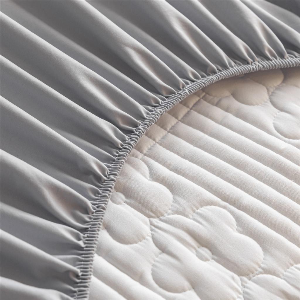 91家纺网 家纺一手货源 找家纺 古吉梦 2023新款 A类水洗棉夹棉防水床笠花朵系列三件套 花朵-浅灰