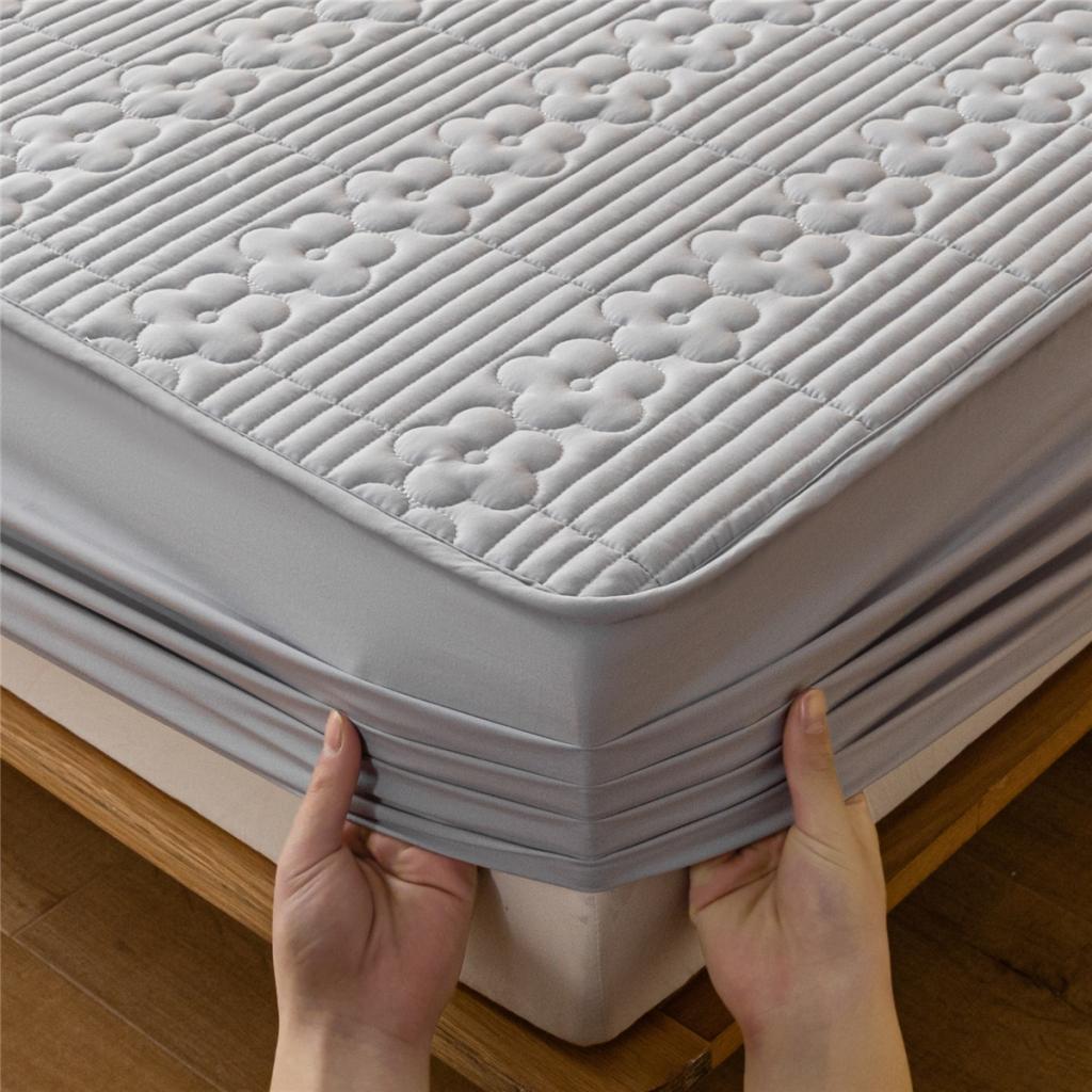 91家纺网 家纺一手货源 找家纺 古吉梦 2023新款 A类水洗棉夹棉防水床笠花朵系列三件套 花朵-浅灰