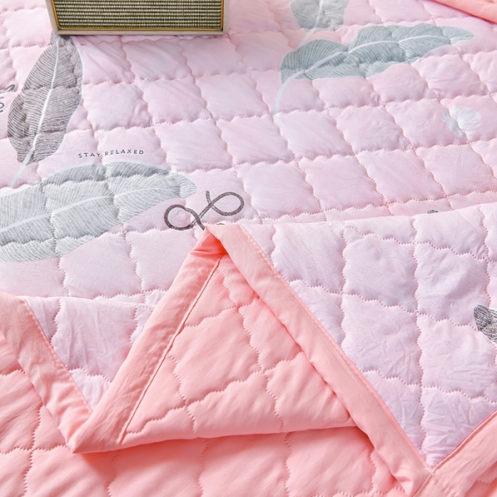 91家纺网 家纺一手货源 找家纺 被多多2023新款水洗棉印花夏凉被空调被 丛林粉