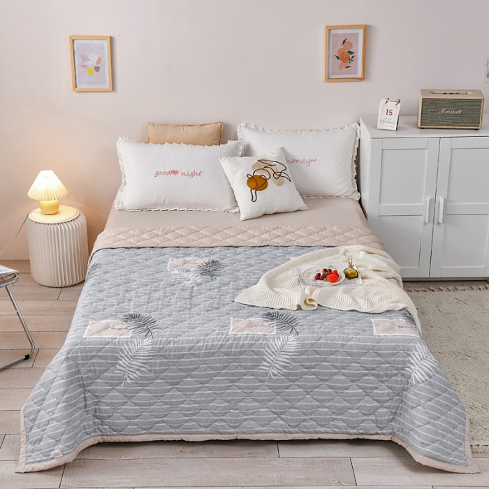 91家纺网 家纺一手货源 找家纺 被多多2023新款水洗棉印花夏凉被空调被 浅灰时光