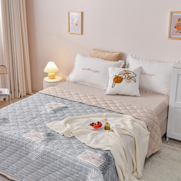 91家纺网 家纺一手货源 找家纺 被多多2023新款水洗棉印花夏凉被空调被 浅灰时光