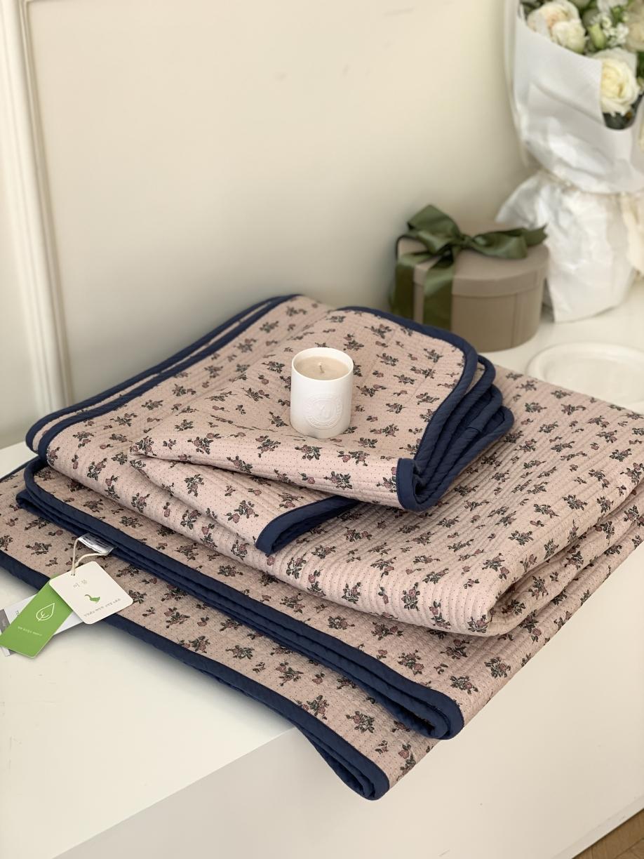 91家纺网 家纺一手货源 找家纺 汇庭 2023新款大鹅水洗棉床盖三件套-索菲庄园