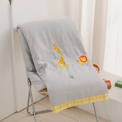 91家纺网 家纺一手货源 找家纺 A类水洗棉磨毛绣花款儿童大豆夏被幼儿园被子夏凉被空调被 动物伙伴-灰