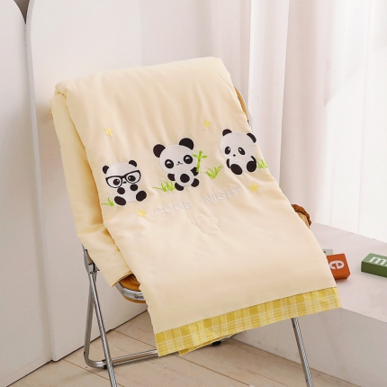 91家纺网 家纺一手货源 找家纺 A类水洗棉磨毛绣花款儿童大豆夏被幼儿园被子夏凉被空调被 三只熊猫-黄