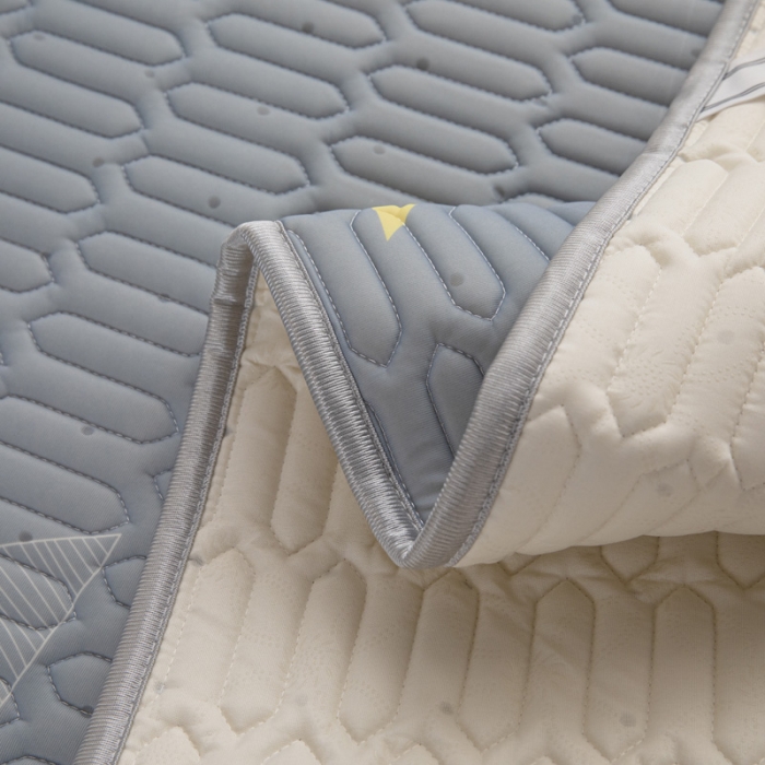 91家纺网 家纺一手货源 找家纺 凌云2025新款直播爆款0.8cmA类学生乳胶凉席 几何三角