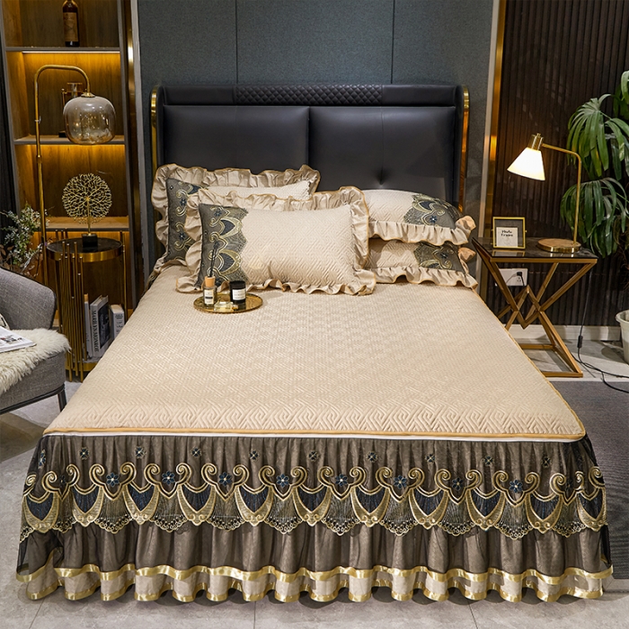 91家纺网 家纺一手货源 找家纺 罗艺轩 2024新款贡缎提花夹棉床裙四件套千鸟格系列 千鸟格-香槟金