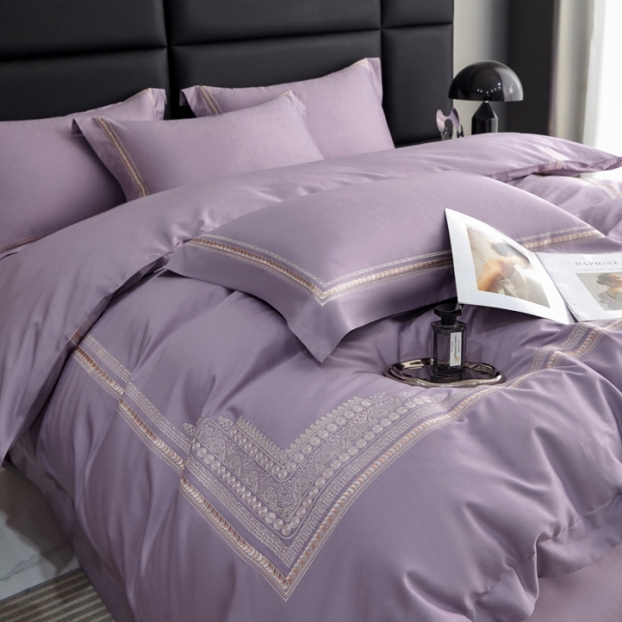 91家纺网 家纺一手货源 找家纺 榻尚家居 2023新款格瑞斯系列100贡缎长绒棉四件套工艺款四件套 格瑞斯紫