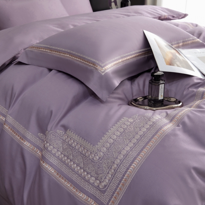 91家纺网 家纺一手货源 找家纺 榻尚家居 2023新款格瑞斯系列100贡缎长绒棉四件套工艺款四件套 格瑞斯紫