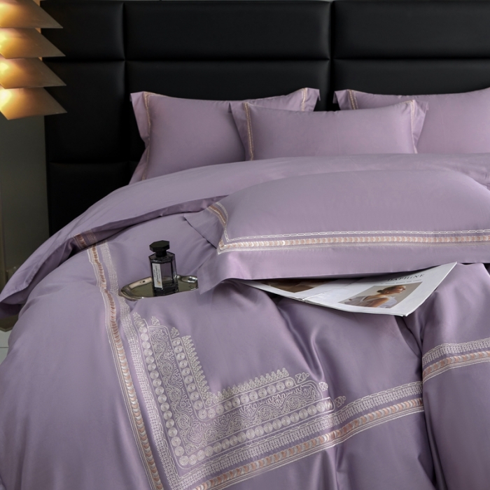 91家纺网 家纺一手货源 找家纺 榻尚家居 2023新款格瑞斯系列100贡缎长绒棉四件套工艺款四件套 格瑞斯紫