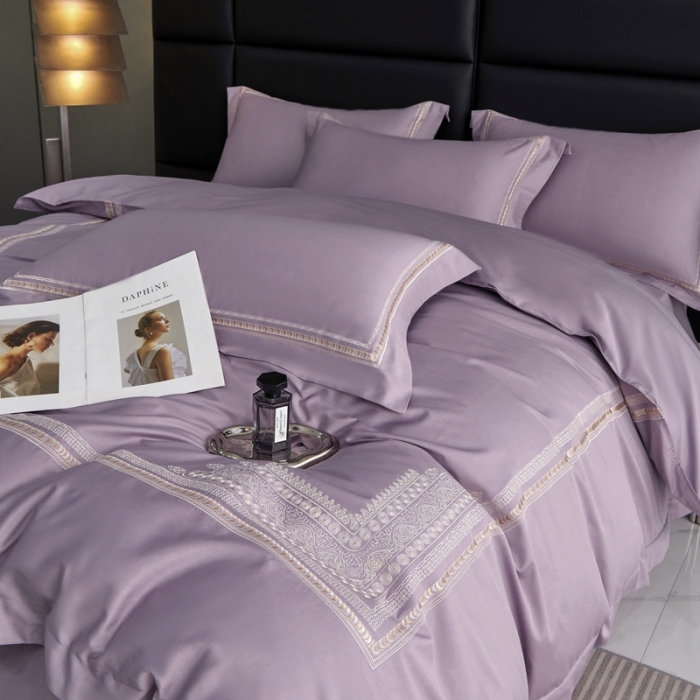 91家纺网 家纺一手货源 找家纺 榻尚家居 2023新款格瑞斯系列100贡缎长绒棉四件套工艺款四件套 格瑞斯紫